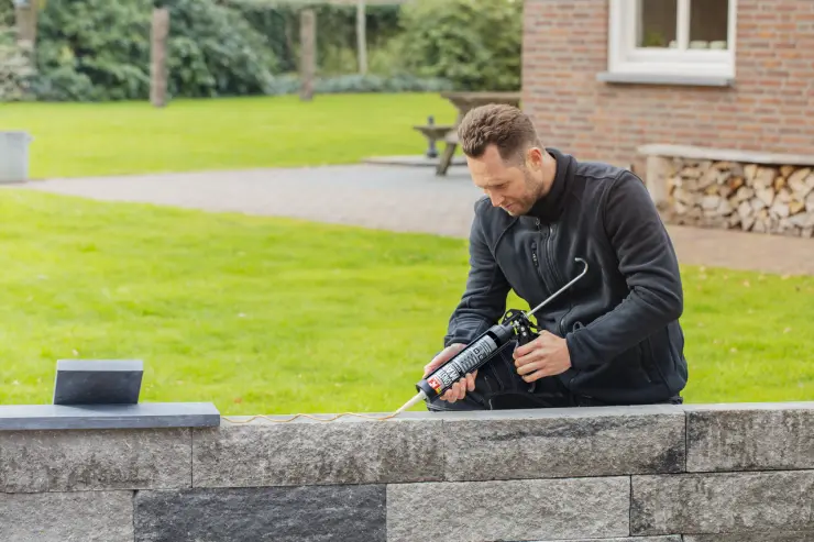 6315193-Article-Ambiance-shot-EN-OUTDOOR-WALL-1-GRIFFON-CONSTRU-MAX-Cartridge-380g-DEENFRNL-tif_752