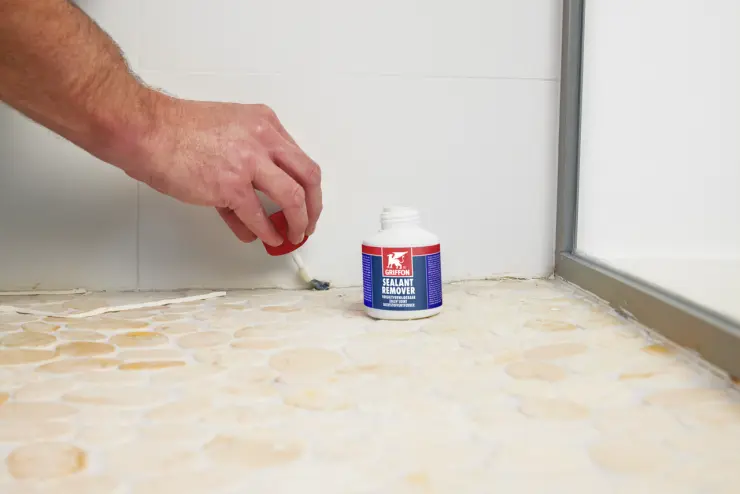 6150702-Article-application-shot-en-193-Griffon-250ml-NLFRDEENES-GRFSealantRemover250mlPotwithBrushNLFRDEENES